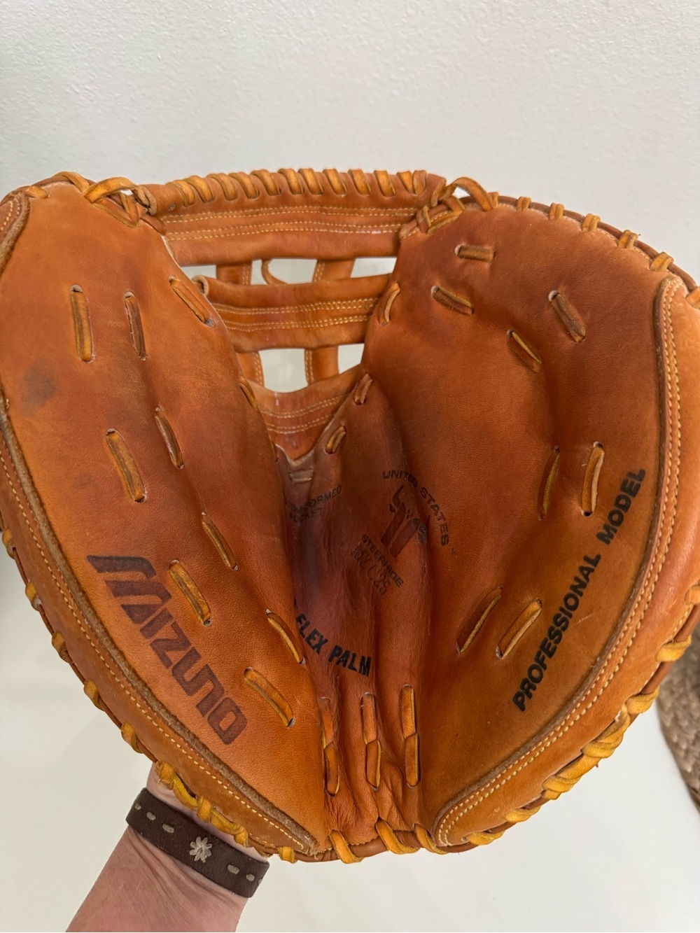 Mizuno MZC-25 Unisex Fully Broken In 35” Softball Catchers Mitt Right Hand Throw